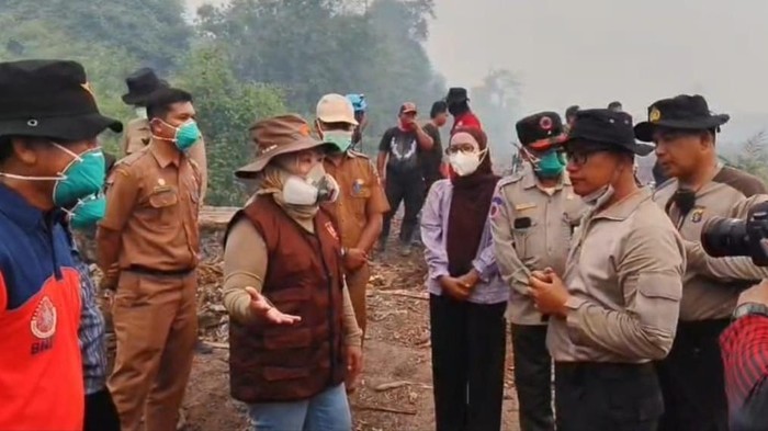 Bupati Kobar saat memantau langsung karhutla di Kotawaringin Lama pada Kamis (10/9/2026). (Dok BPBD Kobar)