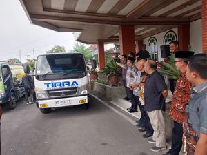 Pemkab OKU Kerahkan 5 Mobil Tangki Distribusikan Air Bersih ke Warga
