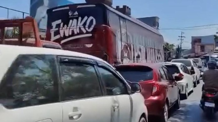Bus PSM Makassar antre isi BBM di SPBU Jalan Ks Tubun.