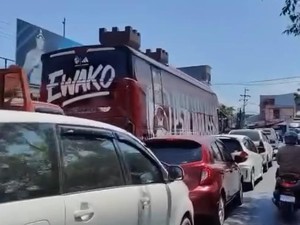 Bus PSM Terjebak Antrean Panjang Isi BBM di SPBU Makassar