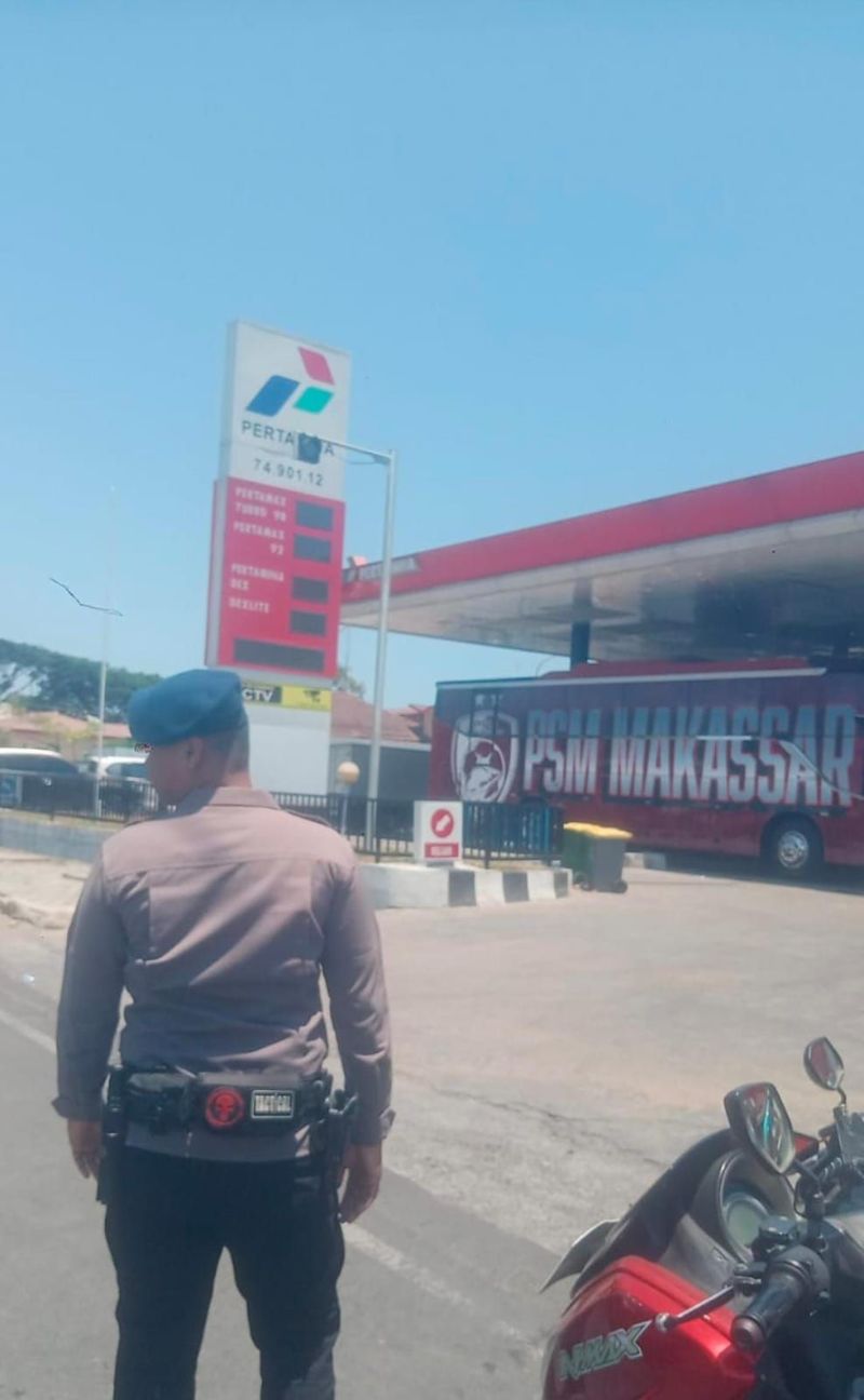 Bus PSM Makassar antre panjang isi BBM di SPBU. (Dok. Istimewa) Bus PSM Makassar antre panjang isi BBM di SPBU.