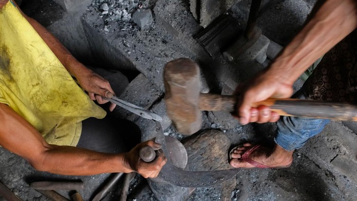 Perajin menyelesaikan pembuatan cangkul di sentra kerajinan alat pertanian tradisional Purwojati, Kertek, Wonosobo, Jawa Tengah, Kamis (10/9/2026). Sebanyak 125 industri rumahan pembuatan alat pertanian berupa cangkul dan sabit di kawasan tersebut telah memasarkan produknya secara langsung maupun melalui daring dengan harga sabit Rp70 ribu hingga Rp150 ribu per buah, sedangkan cangkul dihargai Rp150 ribu hingga Rp750 ribu per buah ke berbagai wilayah di Indonesia. ANTARA FOTO/Anis Efizudin/wsj.
