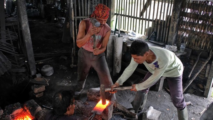 Perajin menyelesaikan pembuatan pacul di sentra kerajinan perangkat pertanian tradisional Purwojati, Kertek, Wonosobo, Jawa Tengah, Kamis (10/9/2026). Sebanyak 125 industri rumahan pembuatan perangkat pertanian berupa pacul dan sabit di area tersebut telah memasarkan produknya secara langsung maupun melalui daring dengan nilai sabit Rp70 ribu hingga Rp150 ribu per buah, sedangkan pacul dihargai Rp150 ribu hingga Rp750 ribu per buah ke beragam wilayah di Indonesia. ANTARA FOTO/Anis Efizudin/wsj.