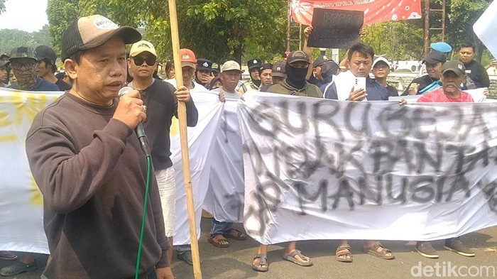 Warga Desa Langkap saat menggeruduk kantor Bupati Pekalongan, Jumat (11/9/2026). Mereka menuntut kepala sekolah dan guru SD yang terekam berhubungan seks dipecat.