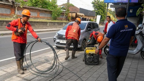 Dinas PUPR Badung bersih-bersih kabel optik tak terpakai di jalur Mengwi-Abiansemal setelah instalasi kabel bawah tanah beres, Jumat (11/9/2026). (Pemkab Badung)