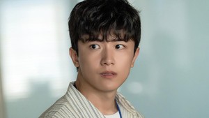 Choi Kyung Jin (Kim Shin Bi) yang juga rekan satu tim Jin Yi Soo curiga ada plot tersembunyi di balik kejadian ini. Apakah dia dijebak? Kamu bisa menyaksikan episode terbaru Flex X Cop 2 di Disney+. (Foto: dok. SBS)