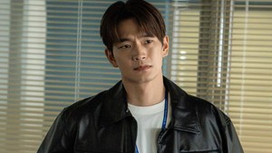 Begitu juga dengan Park Jun Young (Kang Sang Jun) yang gak bisa menutupi frustrasinya atas kejadian ini. Ada apa sih sebenarnya? (Foto: dok. SBS)