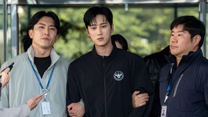 Sebab ada di tempat kejadian perkara, Jin Yi Soo jadi sosok yang dicurigai atas kejadian itu. Jadilah dia digiring petugas kepolisian. (Foto: dok. SBS)