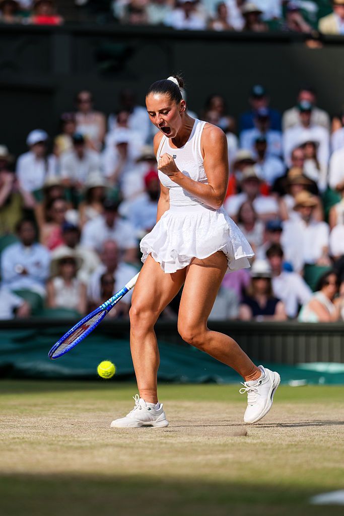 Gaya Marta Kostyuk di Wimbledon 2026 LONDON, ENGLAND - JULY 09: Marta Kostyuk of Ukraine reacts in the Ladies Singles Semi Finals match against Linda Noskova of Czech Republic on day eleven of The Championships Wimbledon 2026 at All England Lawn Tennis and Croquet Club on July 09, 2026 in London, England. (Photo by Shi Tang/Getty Images)