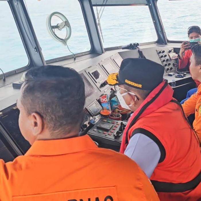 Gubernur Banten Andra Soni mengikuti proses pencarian lima jurnalis dan tiga awak speedboat yang hilang di area Gunung Anak Krakatau di Selat Sunda. (dok Istimewa)