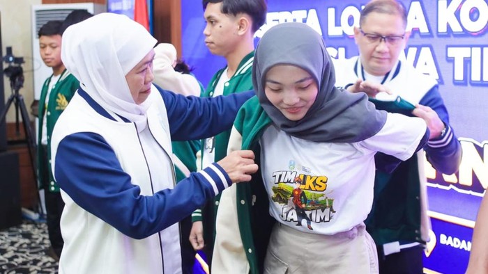 Gubernur Khofifah bersama siswa di Jatim
