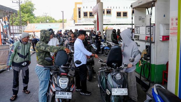 Gubernur Sulsel meninjau salah satu SPBU di Makassar. Gubernur Sulsel meninjau salah satu SPBU di Makassar.