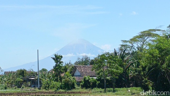 Gunung Semeru erupsi