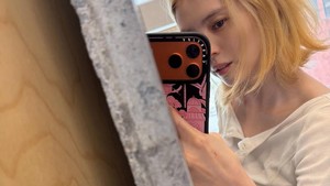 Dilansir dari Sportchosun, Han So Hee yang ditemui di Seoul pada (8/9) mengatakan mengecat rambut untuk syuting serial Netflix, Solo Leveling. Dia memutihkan akar rambutnya setiap 2 minggu sekali. Foto: Instagram @xeesoxee