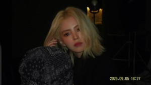 Han So Hee mengubah penampilannya dengan mengecat rambut menjadi blonde. Perubahan ini terlihat sangat mencolok. Foto: Instagram @xeesoxee