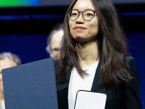 Sosok Hong Wang Matematikawan Stylish Pakai Baju Branded yang Dobrak Stereotip
