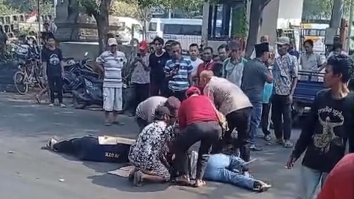 Ibu di Gresik menangis histeris saat menjemput jenazah anaknya yang kecelakaan