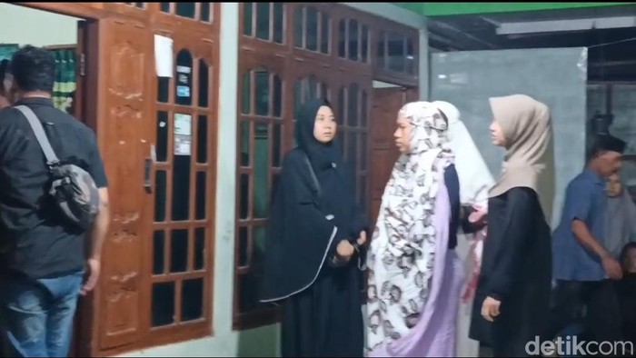 Ibu Serda Ahmad Muzammil, anggota TNI yang tewas diduga dianiaya senior