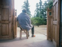 15 Kebiasaan di Rumah yang Bisa Bawa Sial, Salah Satunya Duduk Depan Pintu!