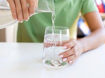 Harus Sesering Apa Minum Air Putih agar Ginjal Aman? Ini Kata Dokter