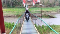 Jembatan gantung tersebut diresmikan secara daring oleh Presiden Prabowo Subianto bersama ratusan jembatan lainnya di Indonesia pada 9 Maret 2026.