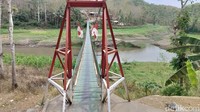 Kehadiran Jembatan Perintis Garuda Termangu yang membentang di atas Sungai Metro menjadi jalan pintas yang memangkas jarak tempuh antarwilayah.