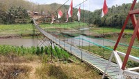 Konstruksi jembatan memadukan material kayu, rangka baja, serta tali baja sebagai penopang. Jembatan itu membentang dari sisi timur hingga barat Sungai Metro dan menjadi penghubung bagi warga kedua wilayah.