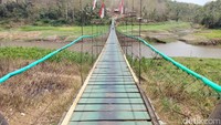 Jembatan tersebut memiliki panjang 143 meter dengan lebar 1,2 meter. Jembatan ini disebut sebagai salah satu jembatan gantung terpanjang di Pulau Jawa. Pembangunannya dikerjakan secara swadaya oleh prajurit TNI AD bersama warga setempat.
