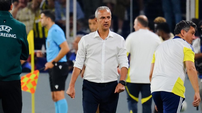 ISTANBUL, TURKEY - SEPTEMBER 10: Fenerbahes Turkish headcoach Ismail Kartal reacts during the UEFA Champions League 2026/27 League Phase MD1 match between Fenerbahce SK and AS Roma at Fenerbahce Skr Saracoglu Spor Kompleksi on September 10, 2026 in 