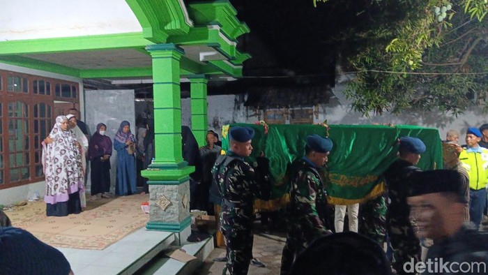 Jenazah Almarhum Serda Ahmad Muzammil tiba di rumah duka di Magetan.