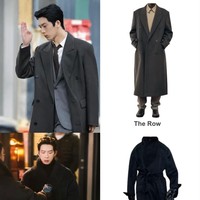 Tampil dingin dan misterius, Jing Boran membalut penampilannya dengan long coat monokrom dari The Row. Kesan serupa juga terlihat saat Boran mengenakan coat Burberry hitam di salah satu episode The Early Spring. Foto: Dok. Weibo, Netflix, Instagram