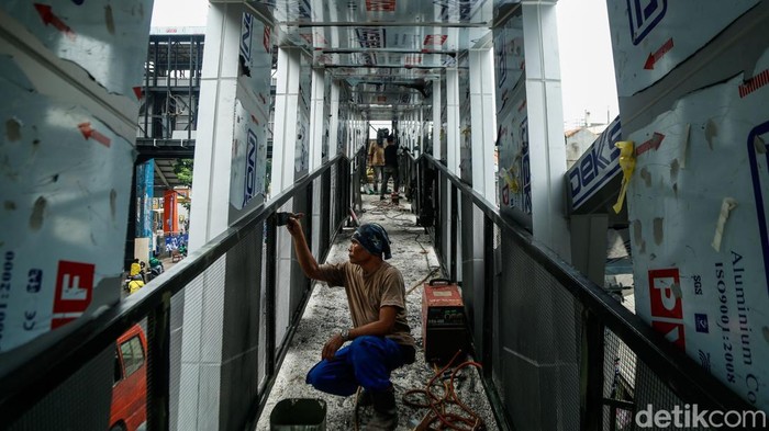 Pekerja beraktivitas di proyek JPO Stasiun Bekasi, Jumat (11/9/2026).