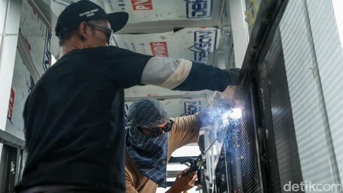 Pekerja beraktivitas di proyek JPO Stasiun Bekasi, Jumat (11/9/2026).