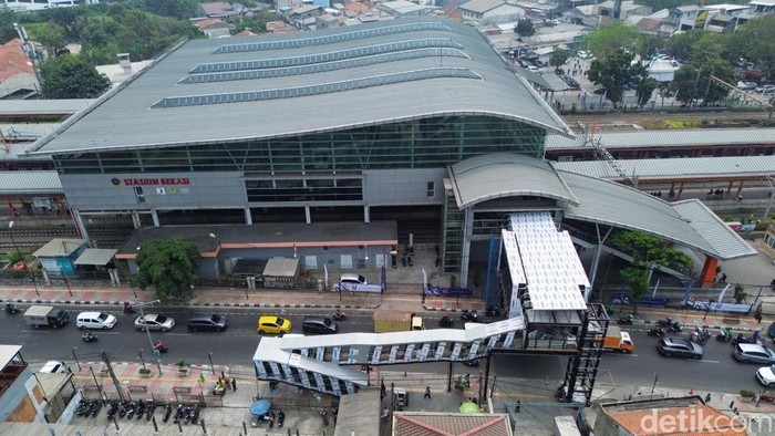 Pekerja beraktivitas di proyek JPO Stasiun Bekasi, Jumat (11/9/2026).