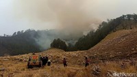 Kapolsek Sukapura Iptu Djuwantoro Setyowadi mengatakan personel gabungan telah berada di lokasi sejak Kamis (10/9) sore, tak lama setelah kebakaran dilaporkan.