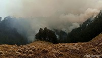 Upaya pemadaman dilakukan dari darat dan udara. Satu unit helikopter water bombing dikerahkan untuk menjatuhkan air ke sejumlah titik kebakaran.