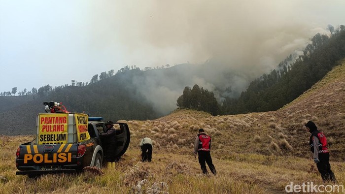 Kebakaran hutan di sabana Blok Pengol, Gunung Bromo, Sukapura Probolinggo.