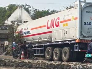 Video: Truk Tangki LNG Seruduk Rumah Warga di Pantura Brebes