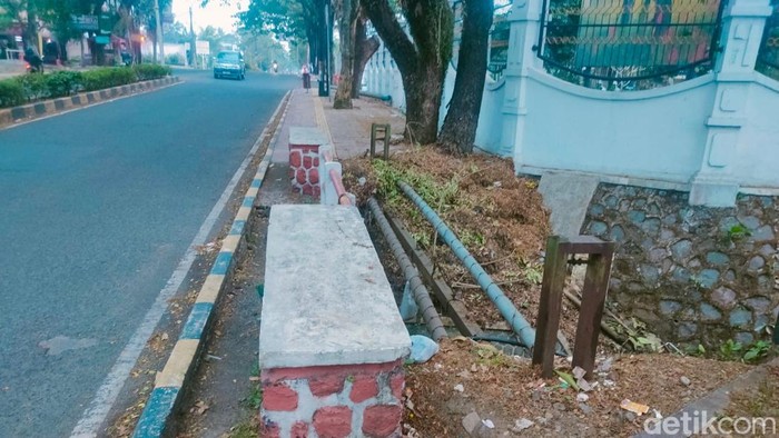 Kondisi trotoar di depan DPRD Cianjur
