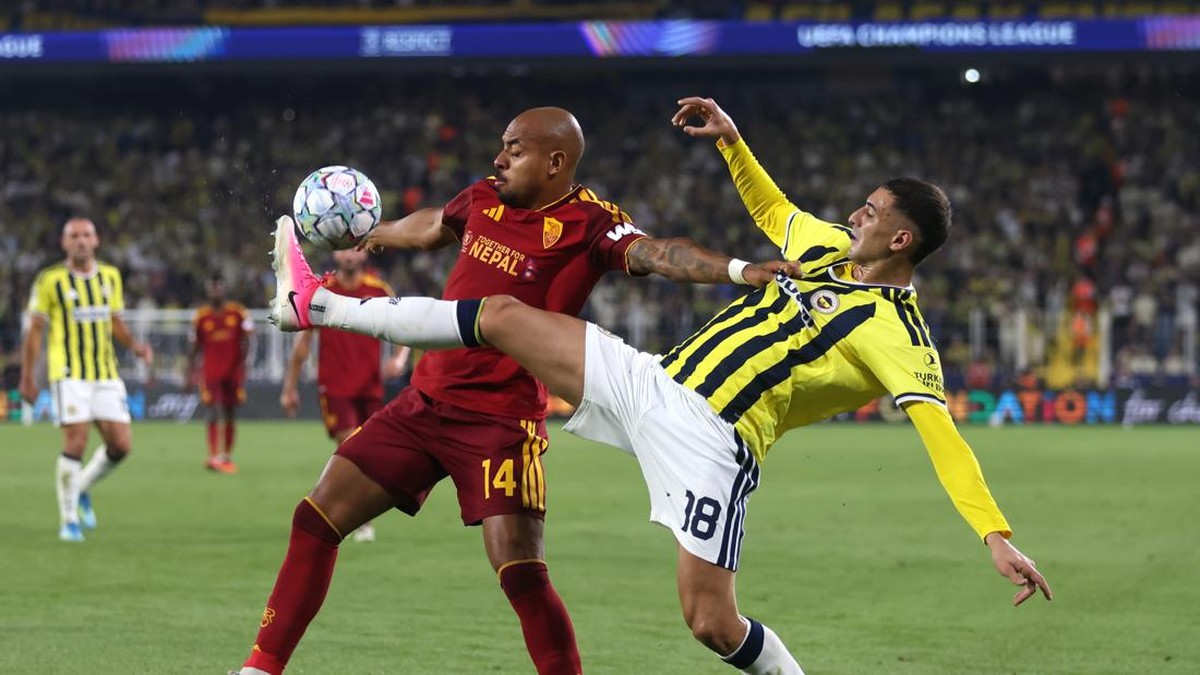 Mert Muldur dan Donyell Malen berjubaku untuk berebut bola. (Foto: Getty Images/Burak Kara)