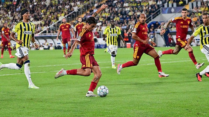 ISTANBUL, TURKEY - SEPTEMBER 10: Paulo Dybala of AS Roma attempts a shot during the UEFA Champions League 2026/27 League Phase MD1 match between Fenerbahce SK and AS Roma at Fenerbahce Skr Saracoglu Spor Kompleksi on September 10, 2026 in Istanbul, Turkey. (Photo by Ferda Demir/Getty Images)