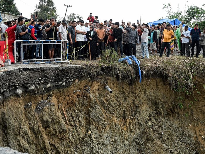 Gubsu Bobby Nasution meninjau jalan longsor di Dusun Pamah Semelir, Kabupaten Langkat