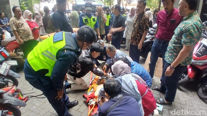 Mahasiswa FK UB yang nekat lompat dari ketinggian berupaya bunuh diri saat dievakuasi ke RSSA Kota Malang.