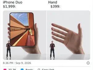 Meme Kocak iPhone Duo, HP Lipat Pertama Apple Kena Roasting