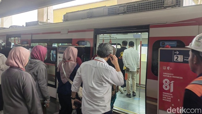 Situasi dan kondisi dari uji coba LRT Jakarta Velodrome-Manggarai, Jumat (11/9/2026).