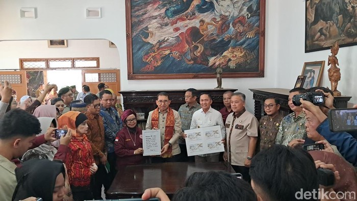 Menteri Kebudayaan RI Fadli Zon meninjau Cagar Budaya Museum Pahlawan dr. A.K. Gani di Palembang