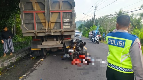 Motor yang dikendarai pasutri tabrak truk parkir di Jalan Raya Tirta Gangga, Kecamatan Abang, Karangasem, Jumat (11/9/2026) (foto: dok. Satlantas Polres Karangasem)