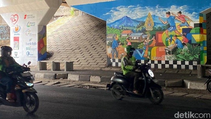 Mural di Kolong Jembatan Tol Kopo