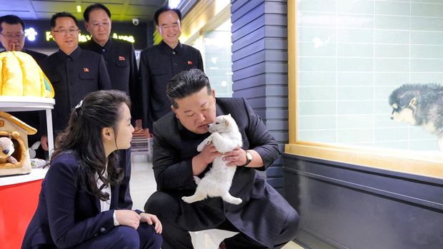 North Korean leader Kim Jong Un visits the Hwasong Pet Shop as he inspects service facilities in the Fourth-Stage District of the Hwasong area, accompanied by his daughter Kim Ju Ae, in Pyongyang, North Korea, in this picture released by North Korea's official Korean Central News Agency on April 3, 2026. KCNA via REUTERS    ATTENTION EDITORS - THIS IMAGE WAS PROVIDED BY A THIRD PARTY. REUTERS IS UNABLE TO INDEPENDENTLY VERIFY THIS IMAGE. NO THIRD PARTY SALES. SOUTH KOREA OUT. NO COMMERCIAL OR EDITORIAL SALES IN SOUTH KOREA.     TPX IMAGES OF THE DAY/File Photo