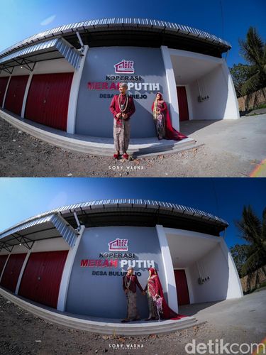 Pasangan pengantin Alifah dan Erwan tampil unik dengan berfoto di depan gedung Koperasi Desa Bulurejo usai resepsi, berbalut busana merah marun yang serasi.